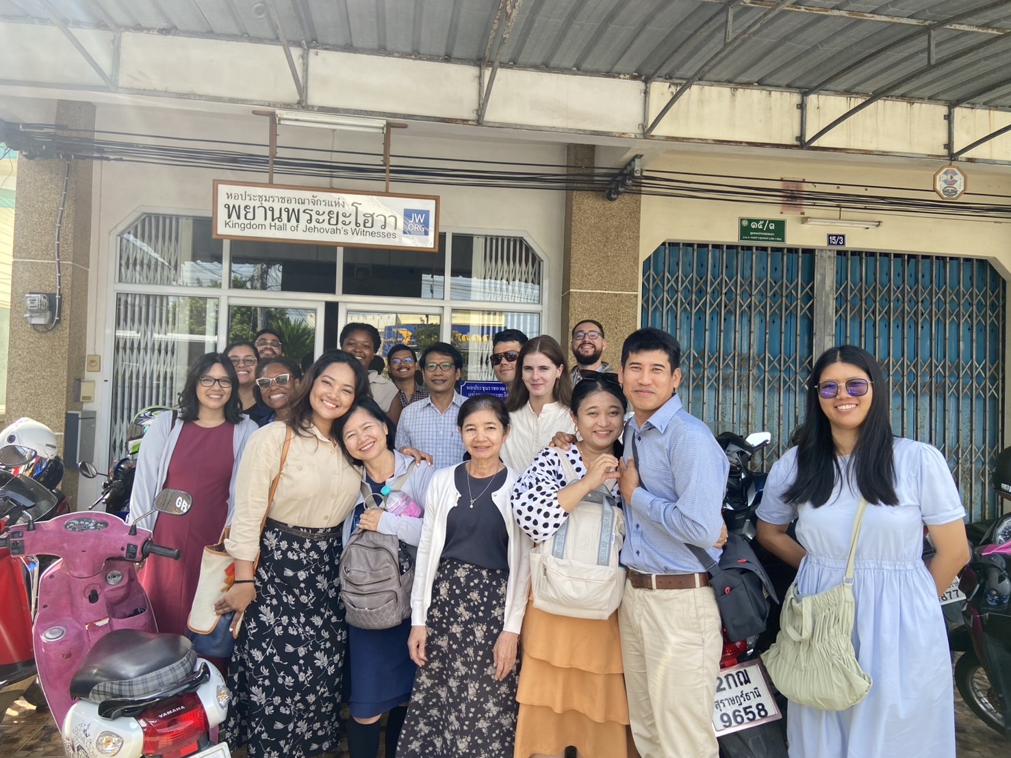 Friends of the Phatthalung congregation gathered outside their Kingdom Hall
